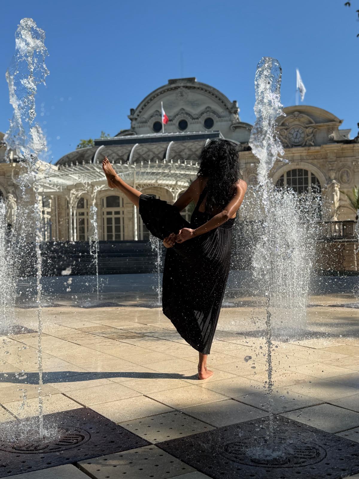 Célia Mouëtron en posture de yoga devant les fontaines de Vichy